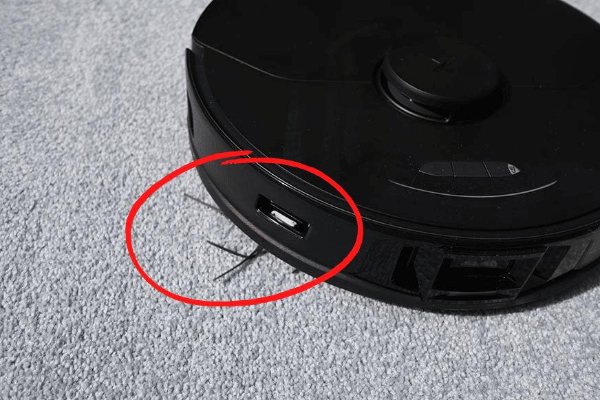 Die gummierte Seitenbürste des Roborock S7 MaxV verbiegt sich auf einem hochflorigen Teppich